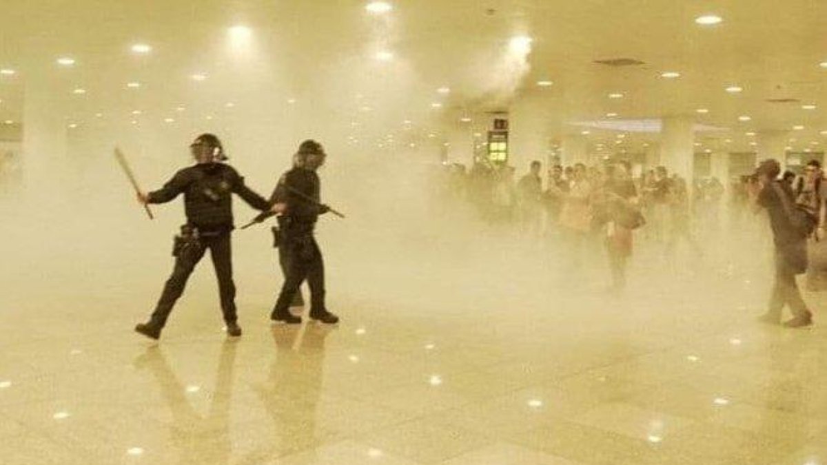 Agentes de la Policía Nacional, durante los enfrentamientos en el aeropuerto de El Prat.-EL PERIÓDICO