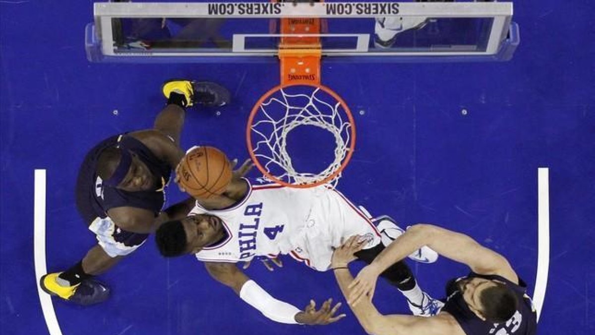 Marc Gasol, a la derecha, ante Noel y su compañero Randolph.-AP / MATT SLOCUM