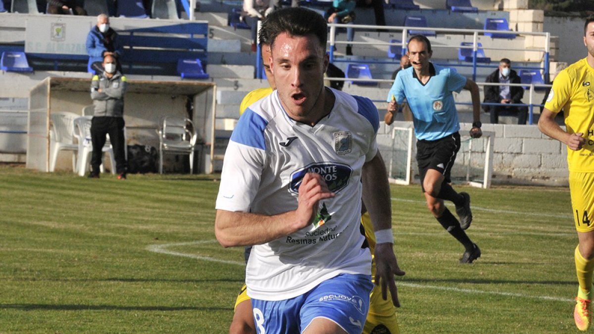Santa fue el autor del gol del Almazán. VALENTÍN GUISANDE