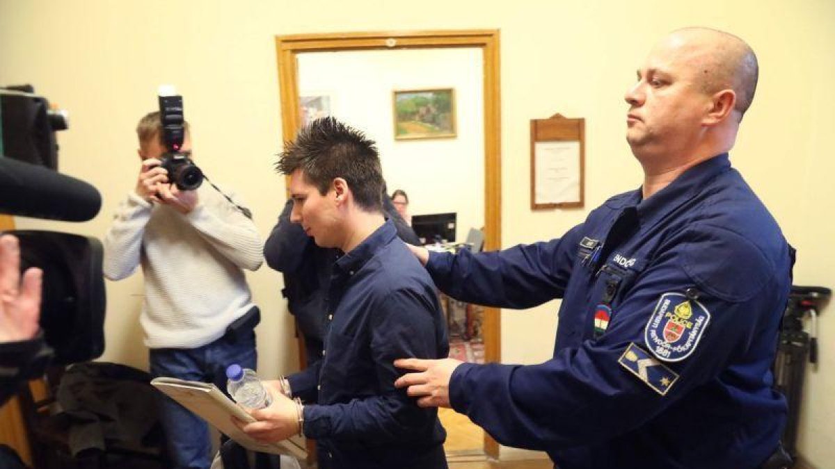 Rui Pinto, esposado, en la entrada a un juzgado de Budapest.-AFP