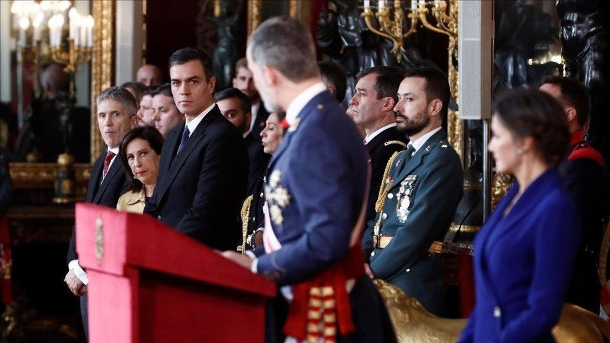 Pedro Sánchez, junto a los Reyes, en la celebración de la Pascua Militar.-MARISCAL / EFE / POOL