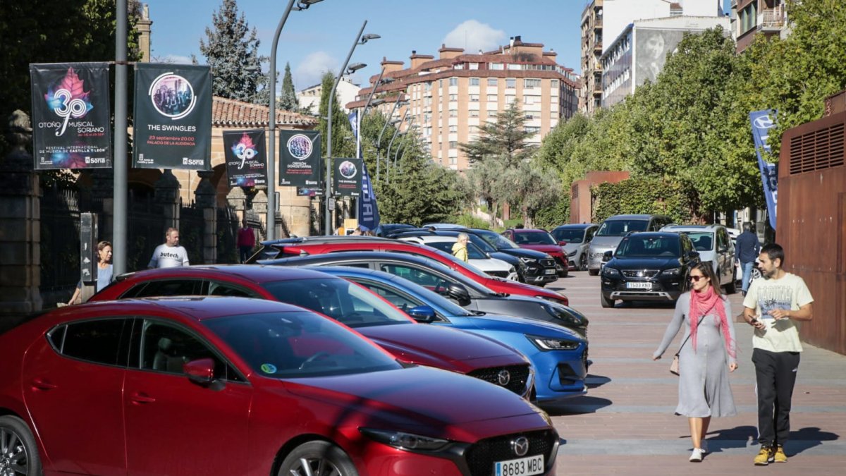 Vehículos en el paseo del Espolón. GONZALO MONTESEGURO