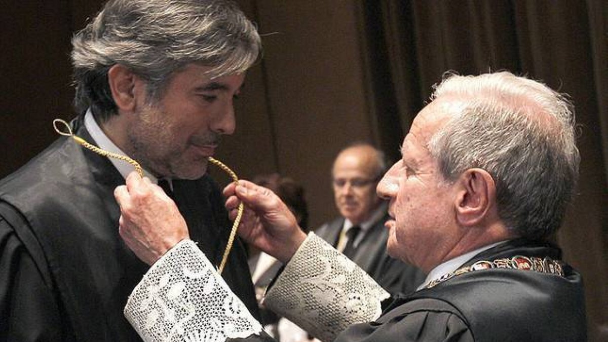 Enrique López (izquierda), en su toma de posesión como magistrado del Tribunal Constitucional, en junio del 2013.-Foto: EFE/ KOTE RODRIGO