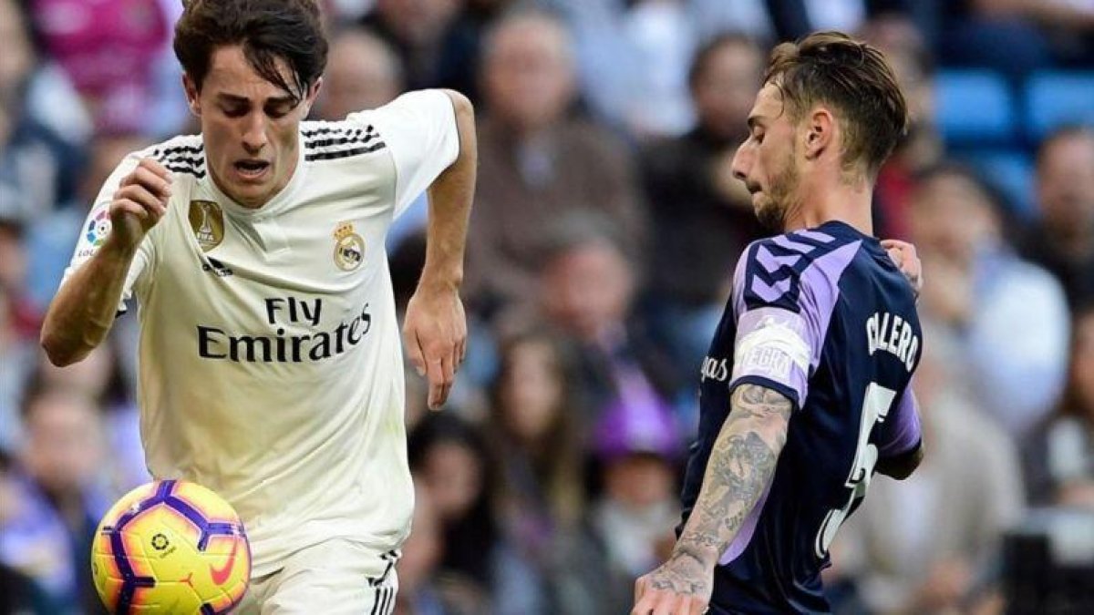 Odriozola intenta liberarse de Calero en una jugada del partido.-JAVIER SORIANO