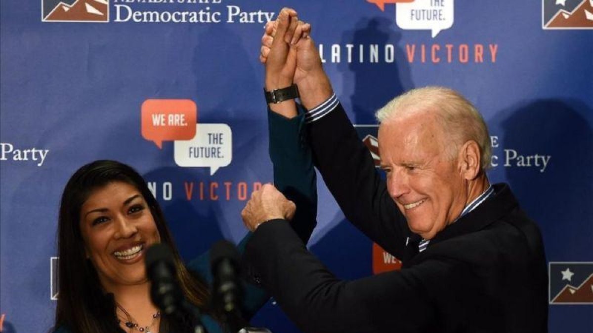 La excandidata demócrata a vicegobernadora de Nevada Lucy Flores presenta al exvicepresidente de los EEUU, Joe Biden, en un mitin en Las Vegas, en el 2014.-ETHAN MILLER (AFP)