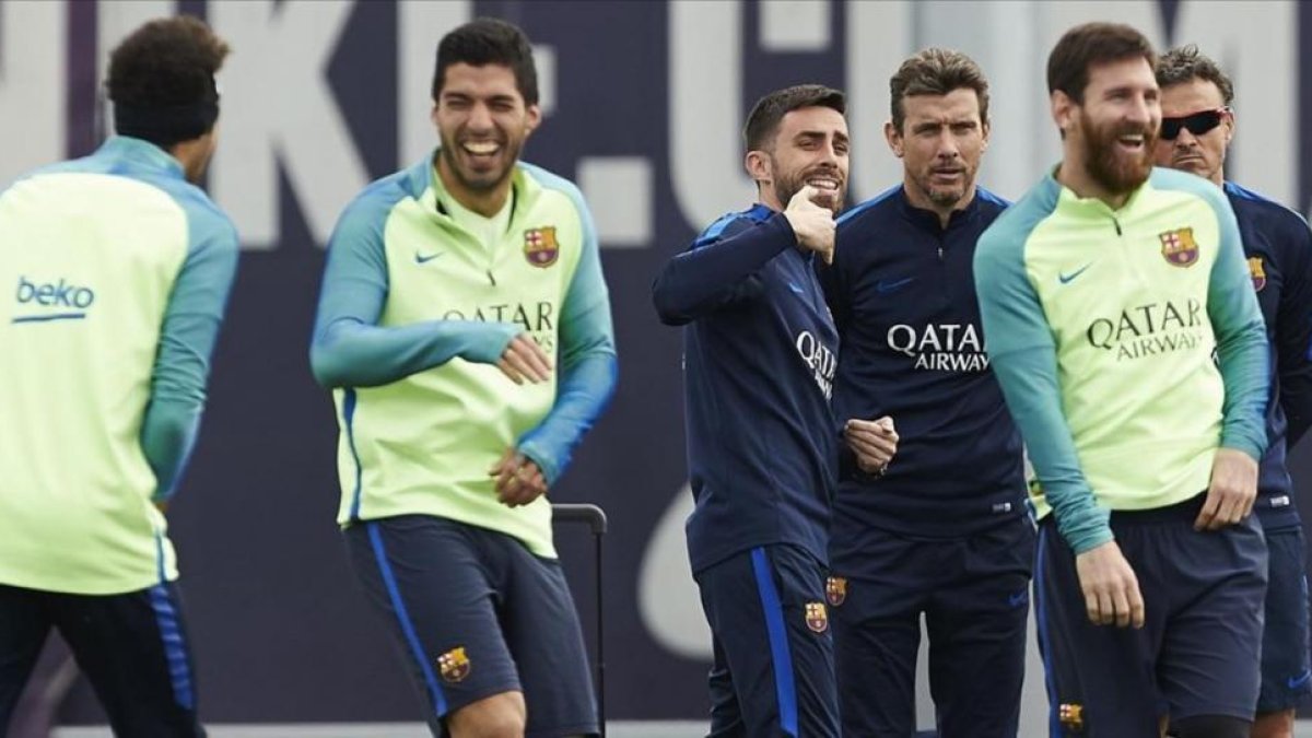 Neymar, de espaldas, Suárez y Messi se ríen en presencia de los técnicos Rafel Pol, Juan Carlos Unzué y Luis Enrique, el pasado viernes.-ALEJANDRO GARCÍA