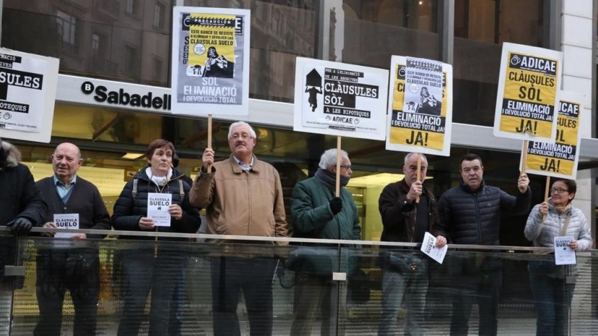 Manifestación de Adicae contra las cláusuas abusivas en las hipotecas.-EL PERIÓDICO