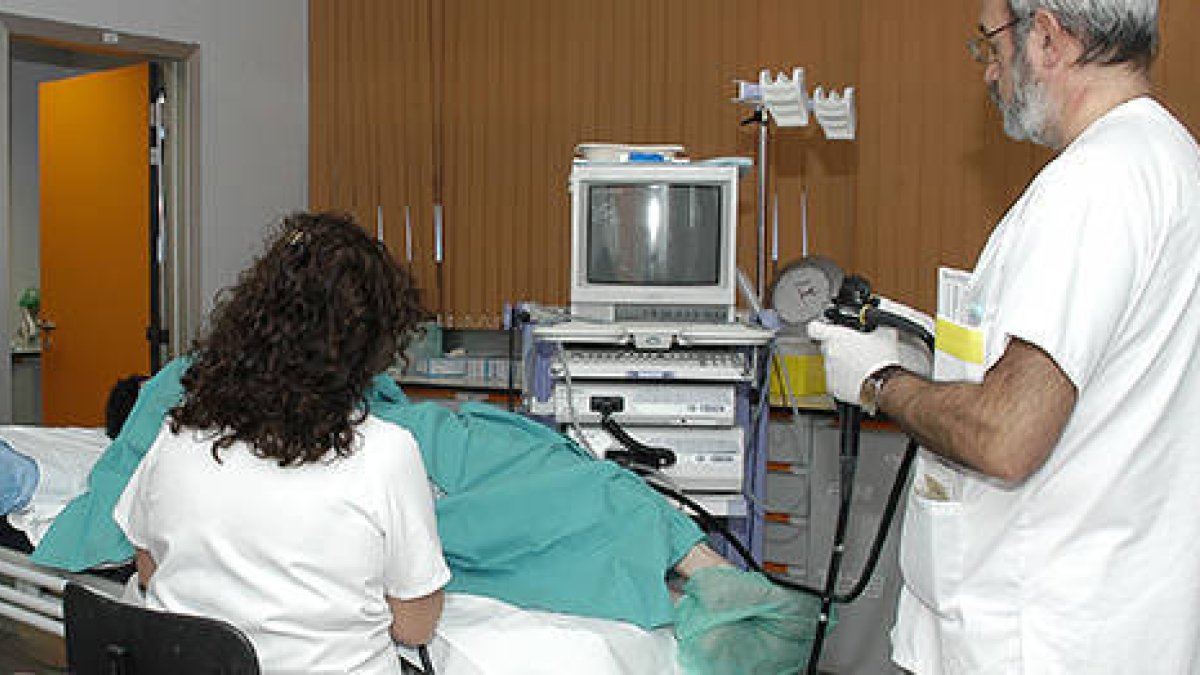 Realización de una colonoscopia en el Complejo Hospitalario de Soria. / ÁLVARO MARTÍNEZ-