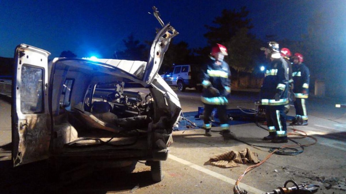 Estado en el que quedó el vehículo tras el choque-Bomberos Diputación