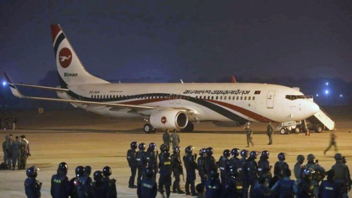 Un avión de la aerolínea Biman Bangladesh tras ser liberado de un intento de secuestro.-EPA