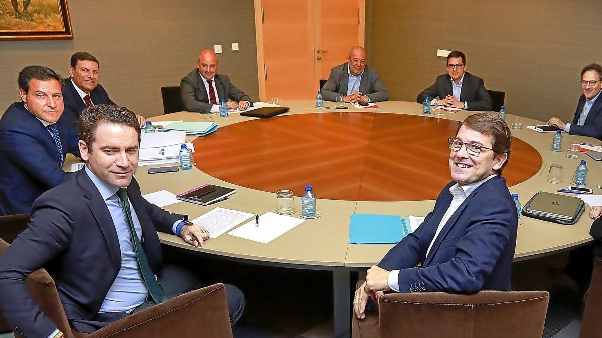 Cs exige ayuntamientos y diputaciones a cambio de hacer presidente a Mañueco --