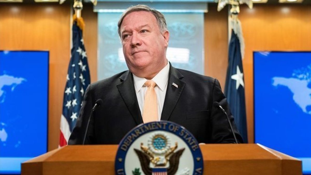 Mike Pompeo al anunciar el lunes el fin de las exenciones para la compra de petróleo iraní.-EFE / JIM LO SCALZO