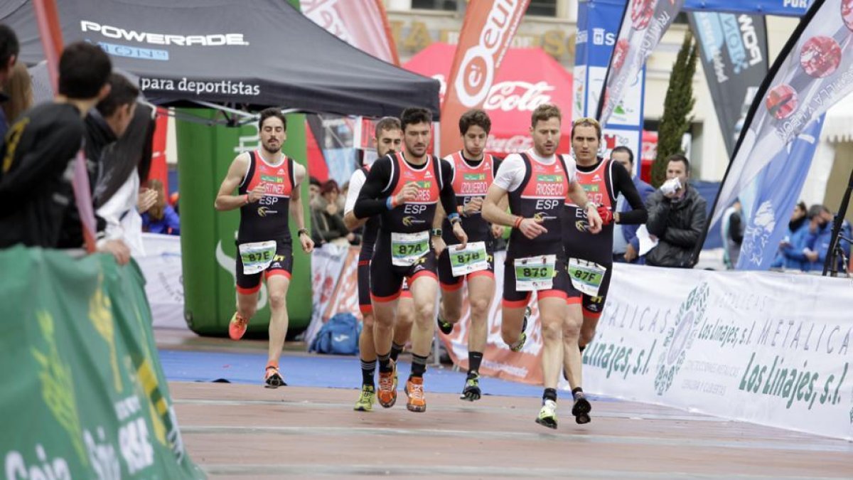 El equipo del Triatlón Soriano que fue el 28 clasificado en la categoría élite.-Diego Mayor