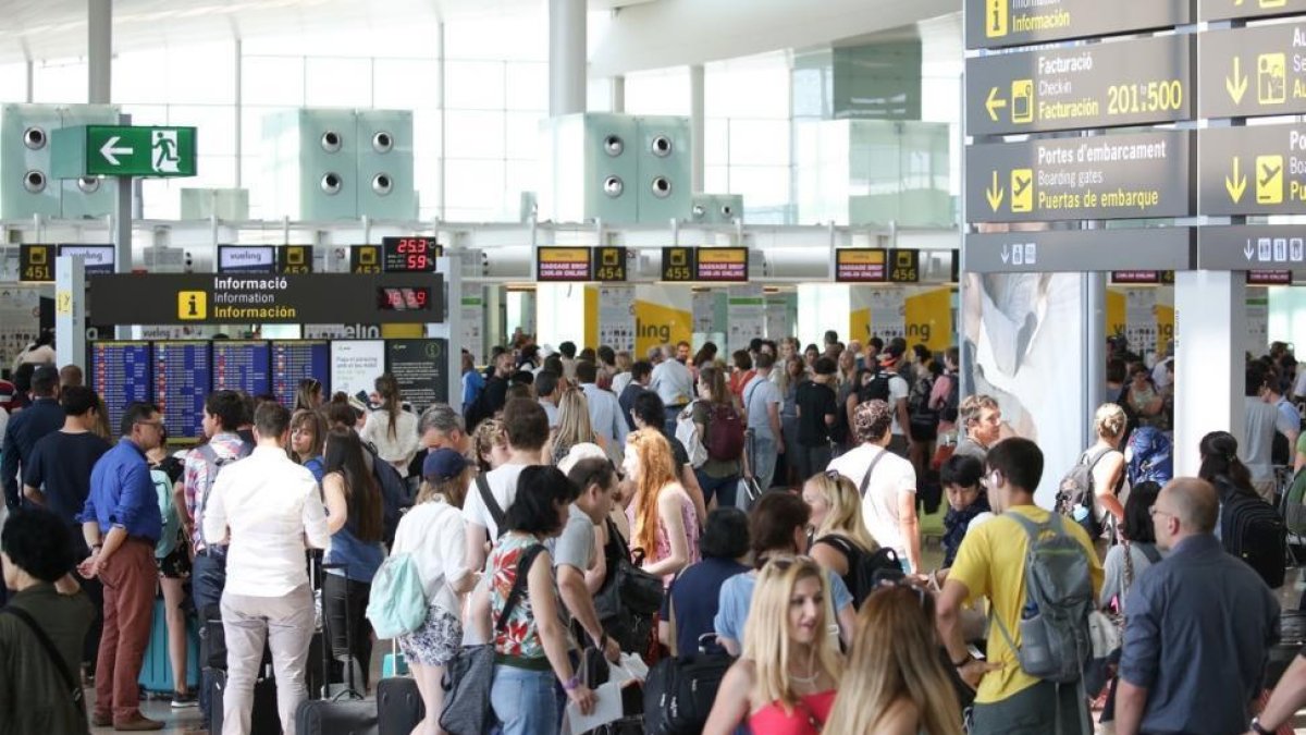 Gran afluencia de pasajeros en el aeropuerto de El Prat , en una imagen de archivo.-ROBERT RAMOS