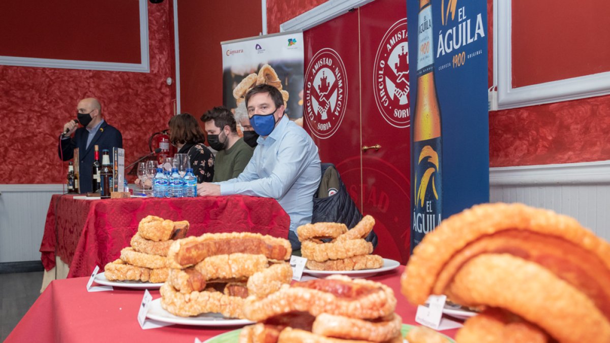 Los torreznos, preparados para someterse al dictamen del jurado. GONZALO MONTESEGURO