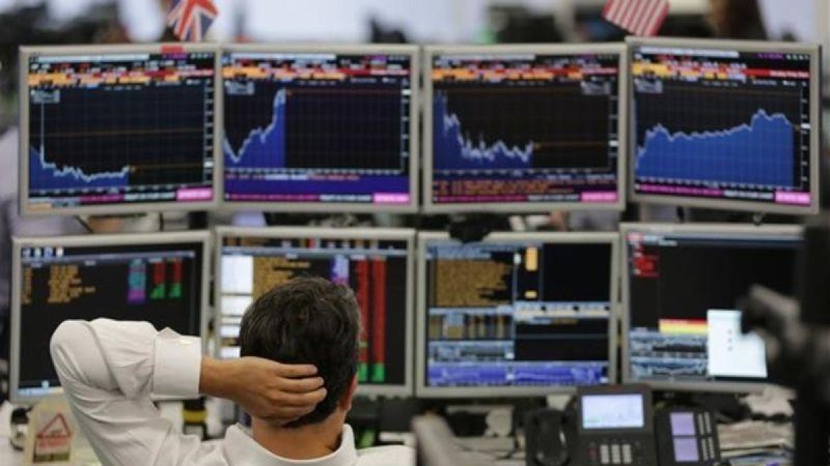 Una sociedad de bolsa británica, elpasado lunes 27, tras el referendum del 'brexit'.-AFP/DANIEL LEAL-OLIVAS