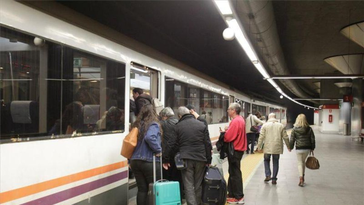 Pasajeros subiendo a un tren de Renfe.-CHUS MARCHADOR
