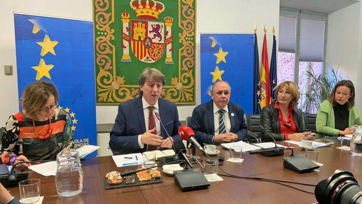 De izquierda a derecha, Cristina Gallach; Carlos Martínez; Carlos Daniel Casares; Emilia Saiz y Leire Pajín.-HDS