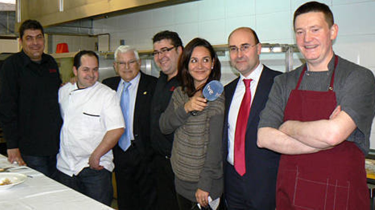 Foto de familia de todos los participantes en la grabación del programa. /EVA SÁNCHEZ-