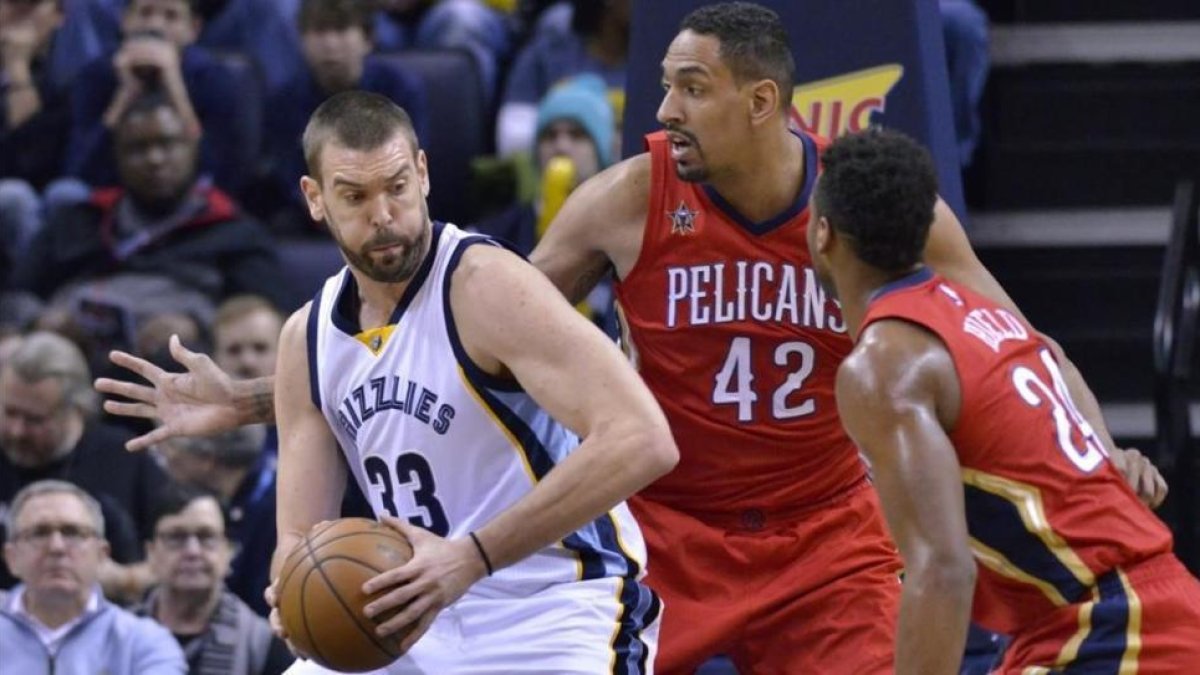 Marc Gasol piensa una jugada ante la oposición de Ajinca y Hield en el Memphis-Pelicans.-BRANDON DILL