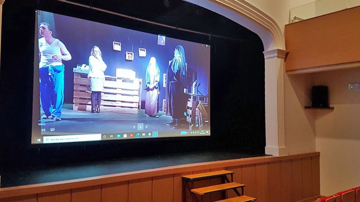 Pantalla del teatro cine de Navaleno con una obra de teatro.-R.F.