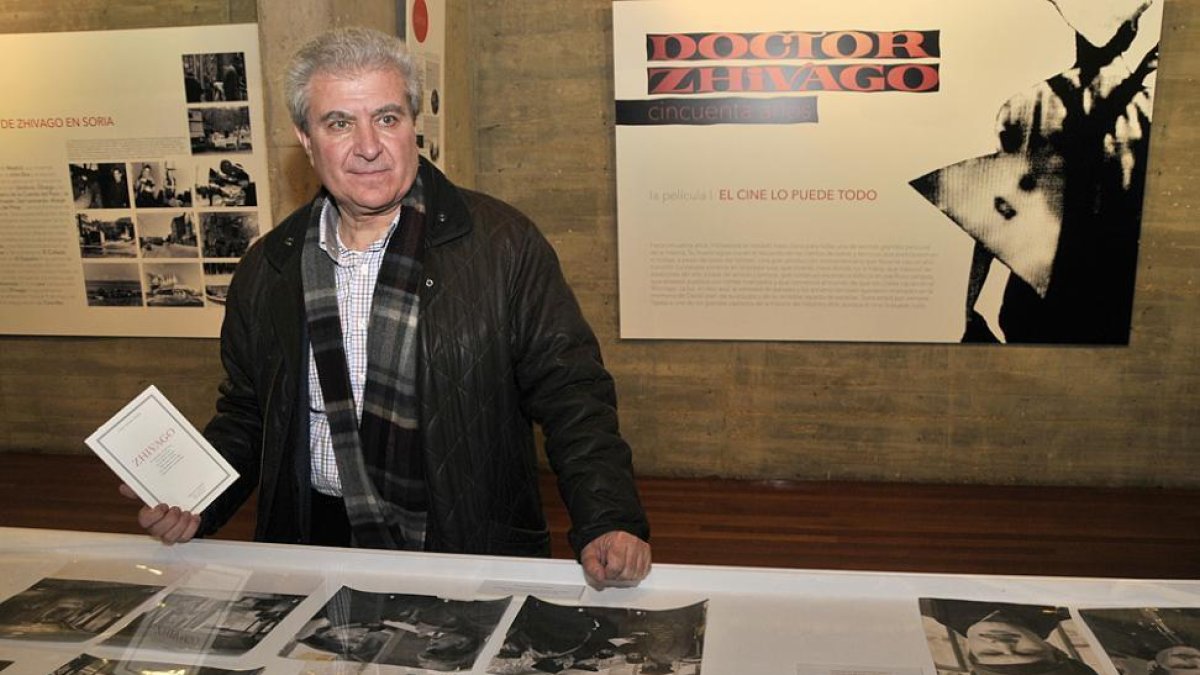 César Antonio Molina sostiene su libro en la exposición de la Audiencia.-VALENTÍN GUISANDE