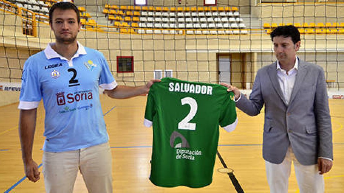 Manu Salvador y Ángel Romera en la presentación de la equipación. / Álvaro Martínez-