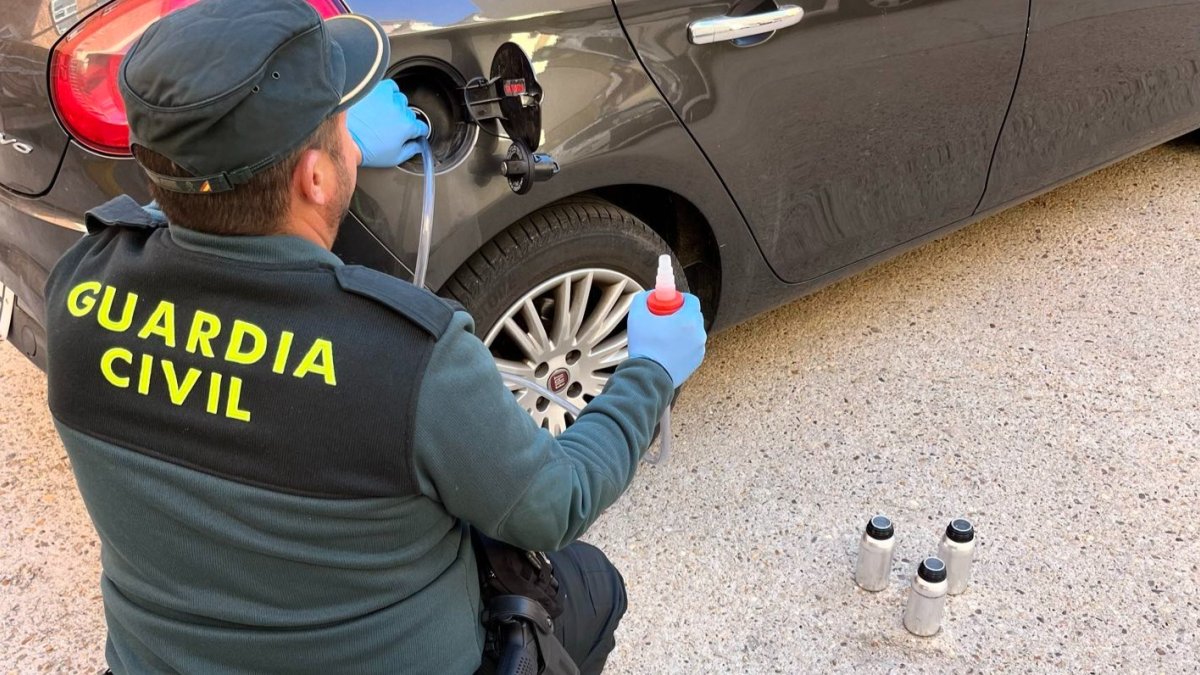 Agente comprobando un posible fraude fiscal.-HDS