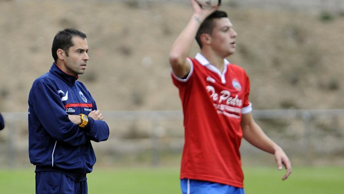 Fran Valero fue el entrenador del Uxama la pasada temporada y seguirá en Tercera al frente del Almazán.-Diego Mayor