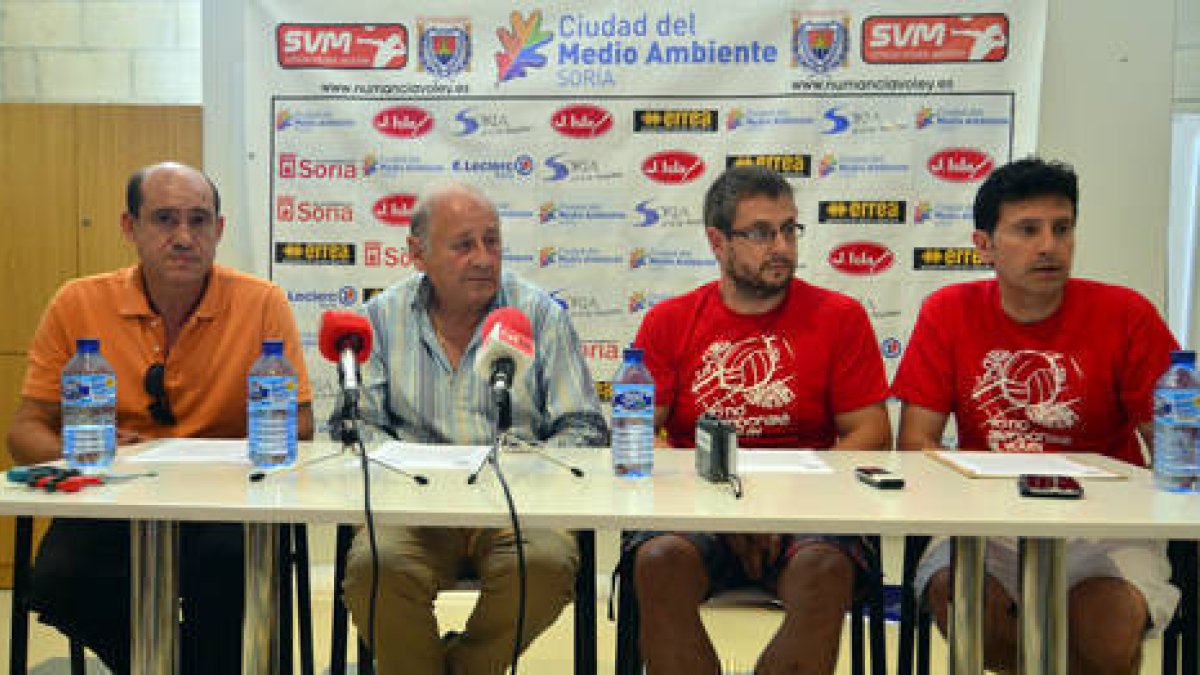 Representantes de la Curva Soriana y la Fundación Numancia durante la rueda de prensa ofrecida ayer. / ÁLVARO MARTÍNEZ-