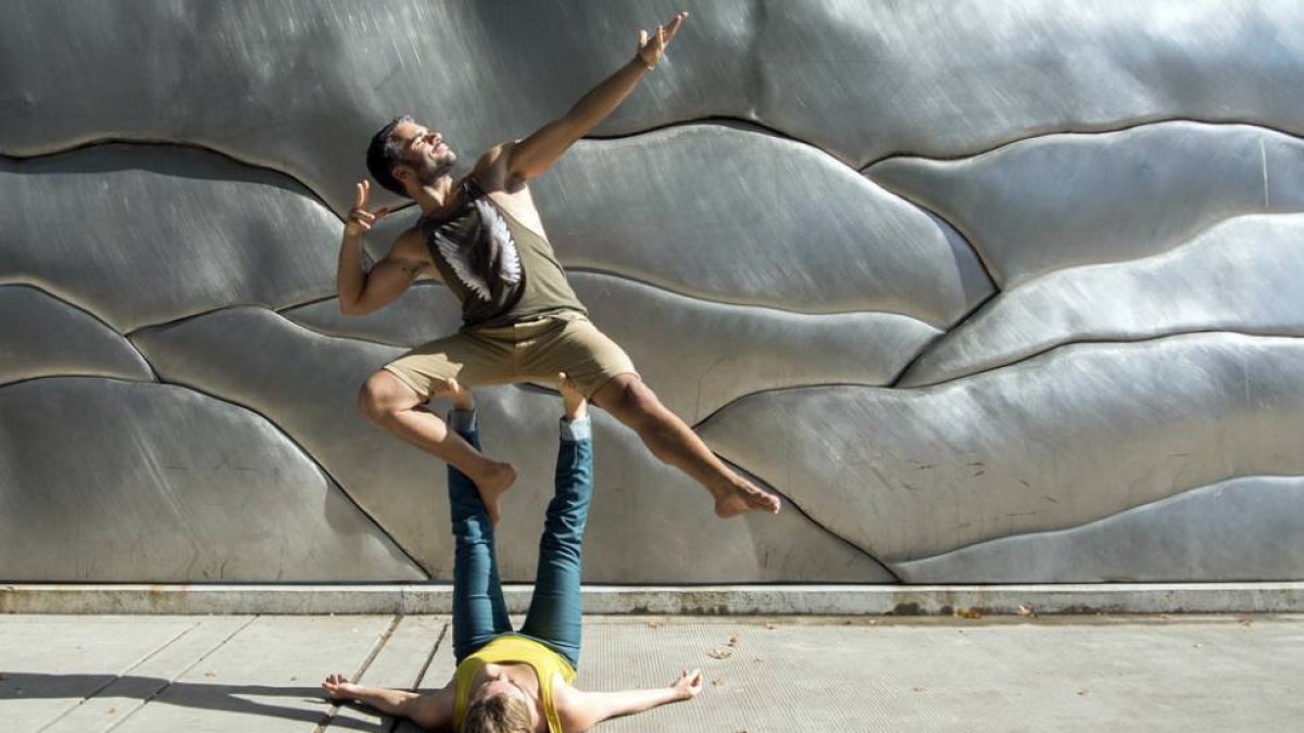 Oliver Chamorro , en una clase de yoga con una compañera en Tailandia.-