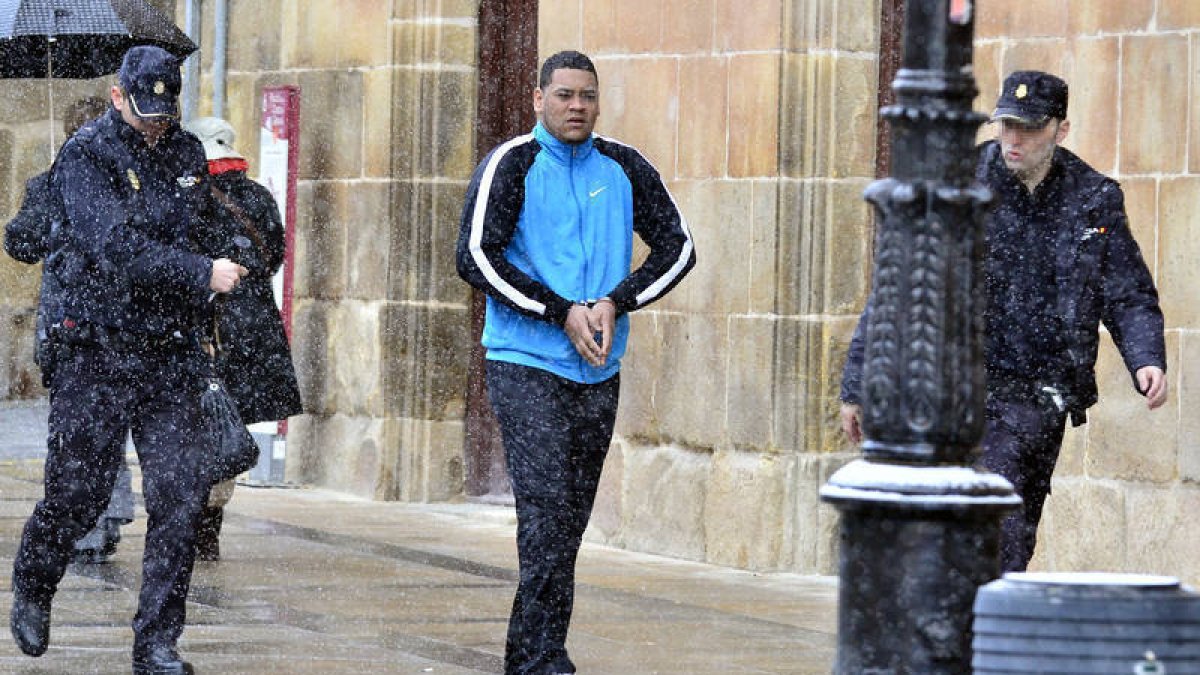 El detenido, Freiddy Mateo Brito, el lunes cuando se dirigía al Juzgado número 1, en el Palacio de Justicia. / ÁLVARO MARTÍNEZ-