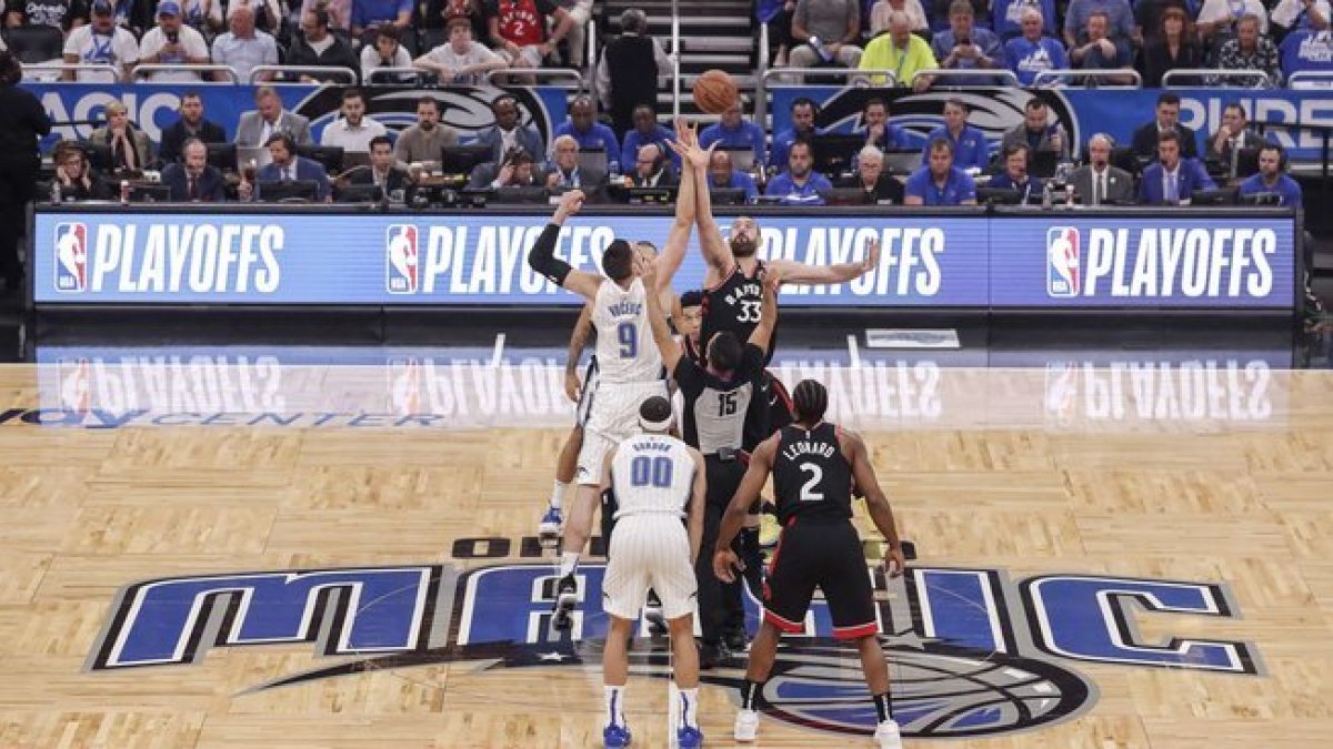 Marc Gasol, en el salto inicial.-GETTY IMAGES NORTH AMERICA