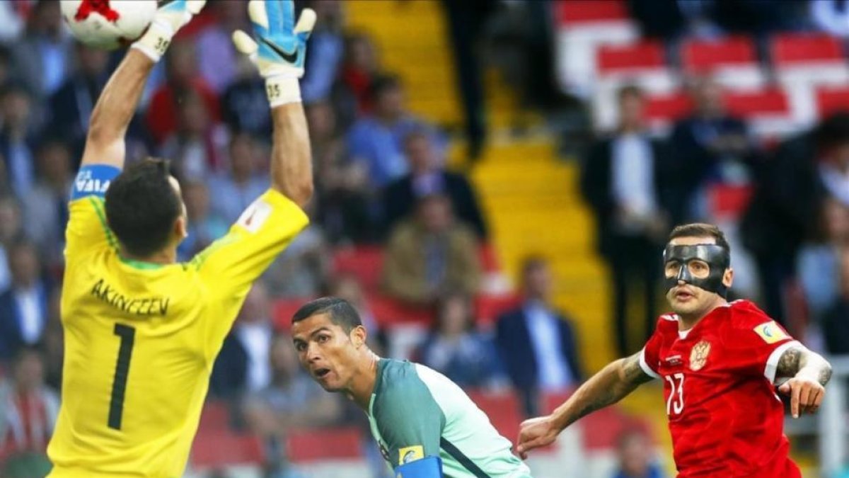 Cristiano Ronaldo bate a Afinkeev en el primer tiempo del partido disputado en Moscú.-EFE / SERGEI ILNITSKY