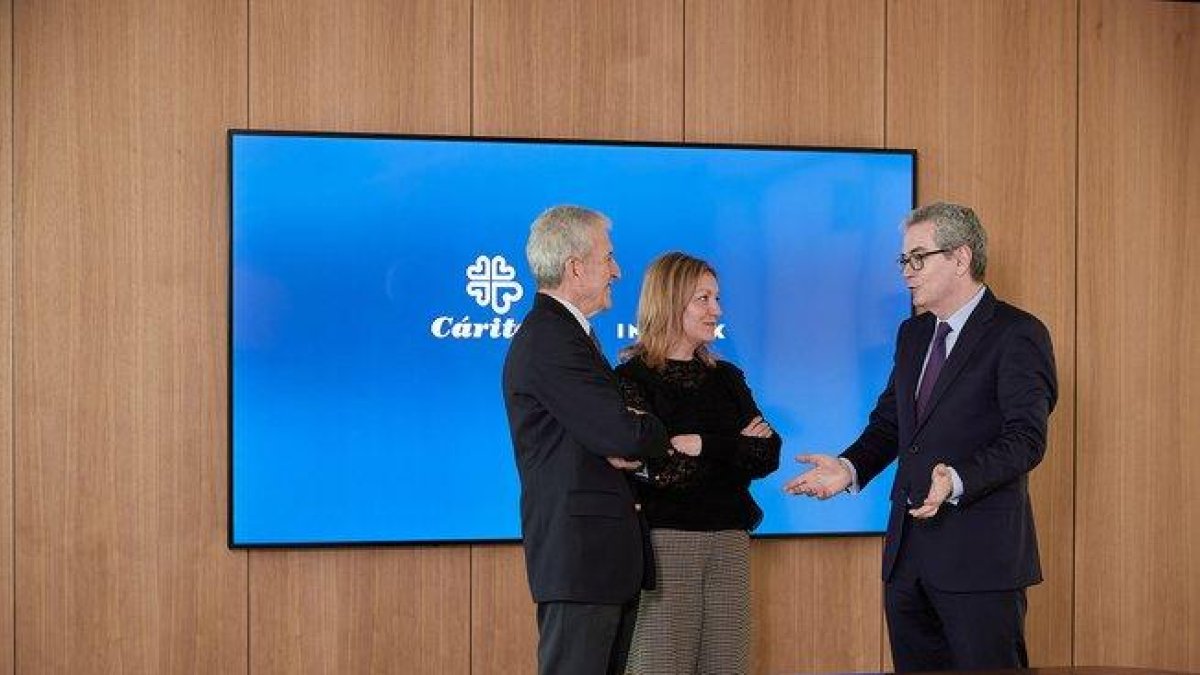 El presidente de Cáritas Española, Manuel Bretón, la secretaria general de Cáritas Española, Natalia Peiro, y Pablo Isla, presidente de Inditex.-