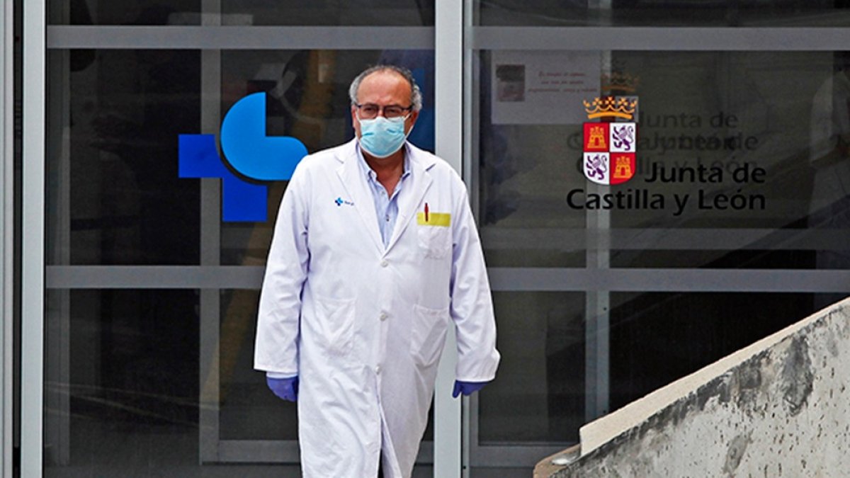 Enrique Delgado a las puertas del Hospital Santa Bárbara.-MT
