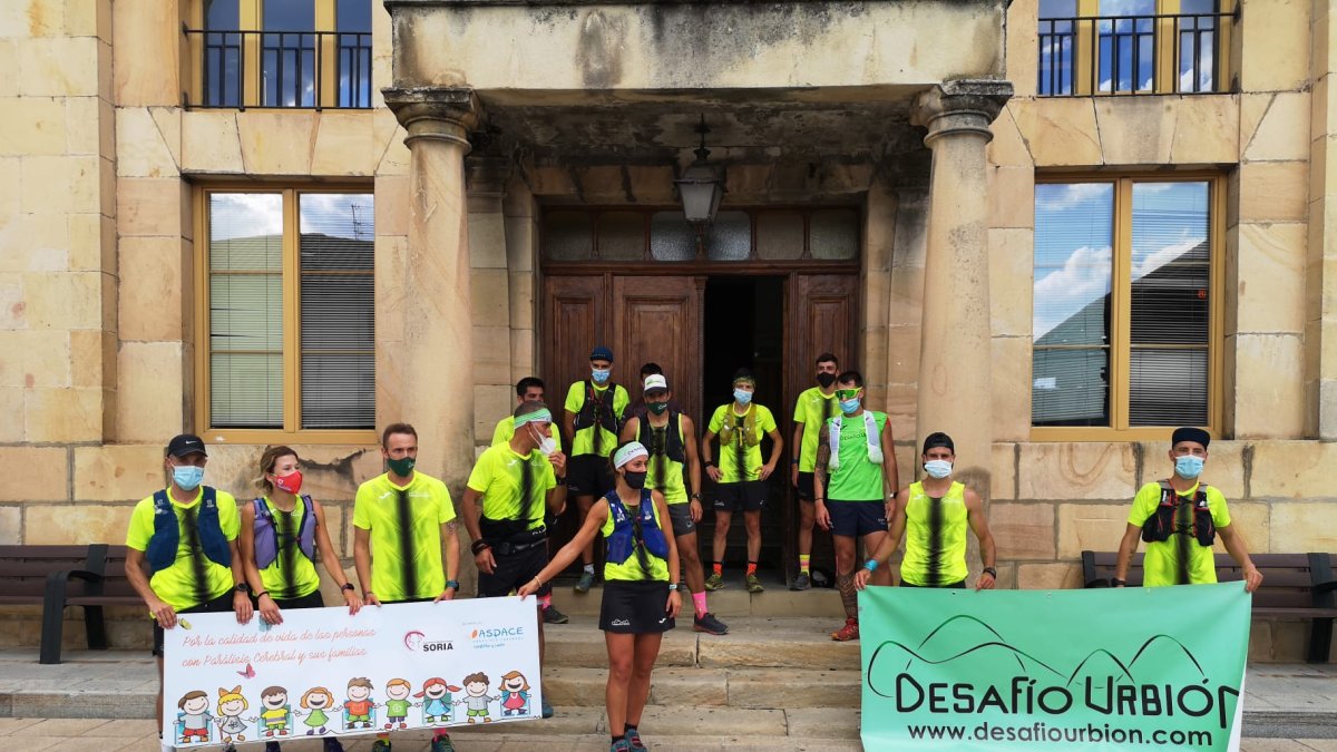 Pakito recibía el reconocimiento a su esfuerzo a su llegada a Covaleda. DESAFÍO URBIÓN