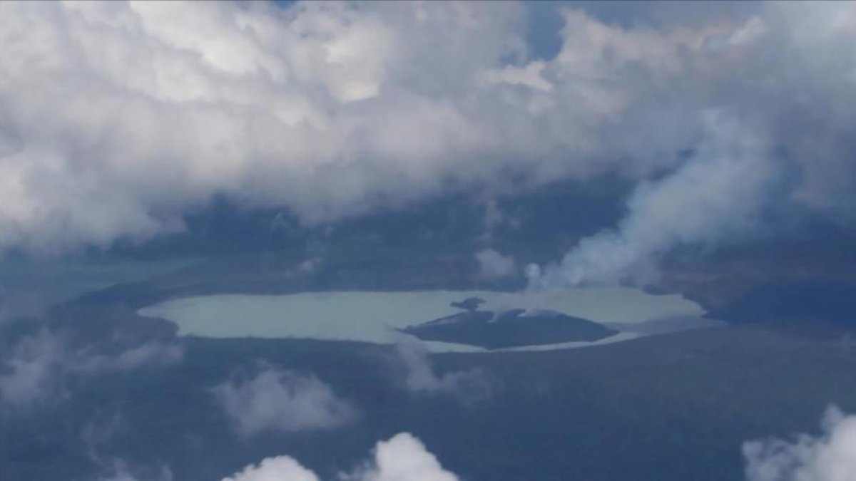 Fotografía aérea del volcán Manaro en la isla de Ambae-AFP