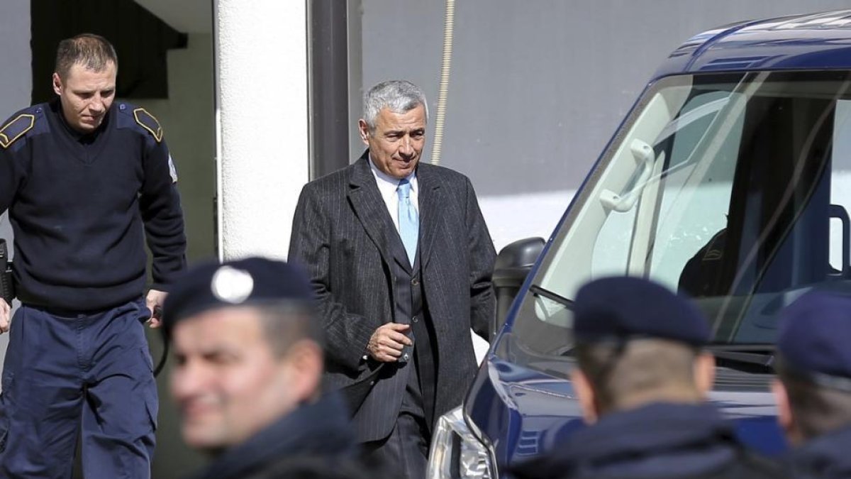 El político serbio, Oliver Ivanovic, abandonando la prisión de Mitrovica, en el norte de Kosovo. En una foto de archivo.-AP / BOJAN SLAVKOVIC
