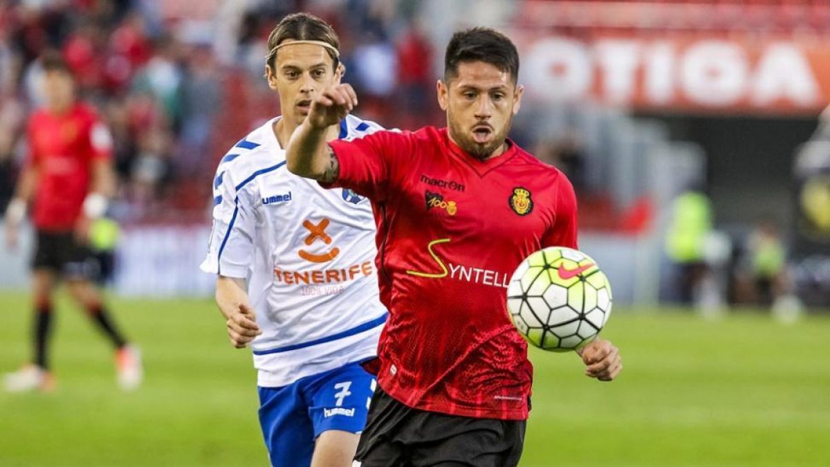 Acuña defendiendo la camiseta del Mallorca en el encuentro ante el Tenerife.-Diario de Mallorca