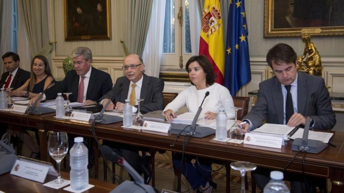 La vicepresidenta del Gobierno y el ministro de Hacienda esta semana en la reunión de la Comisión Nacional de Administración Local.-LUCA PIERGIOVANI
