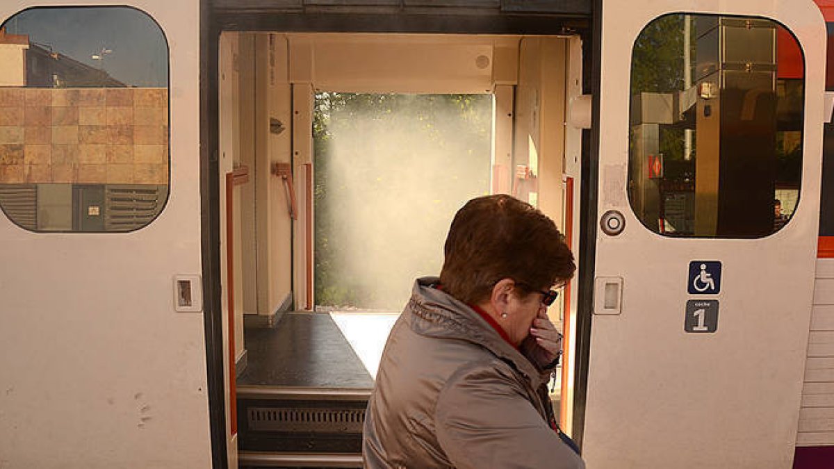 El trayecto se interrumpió en Azuqueca de Henares (Guadalajara) y unos 40 pasajeros fueron derivados a trenes de cercanías. / JORGE SANZ-