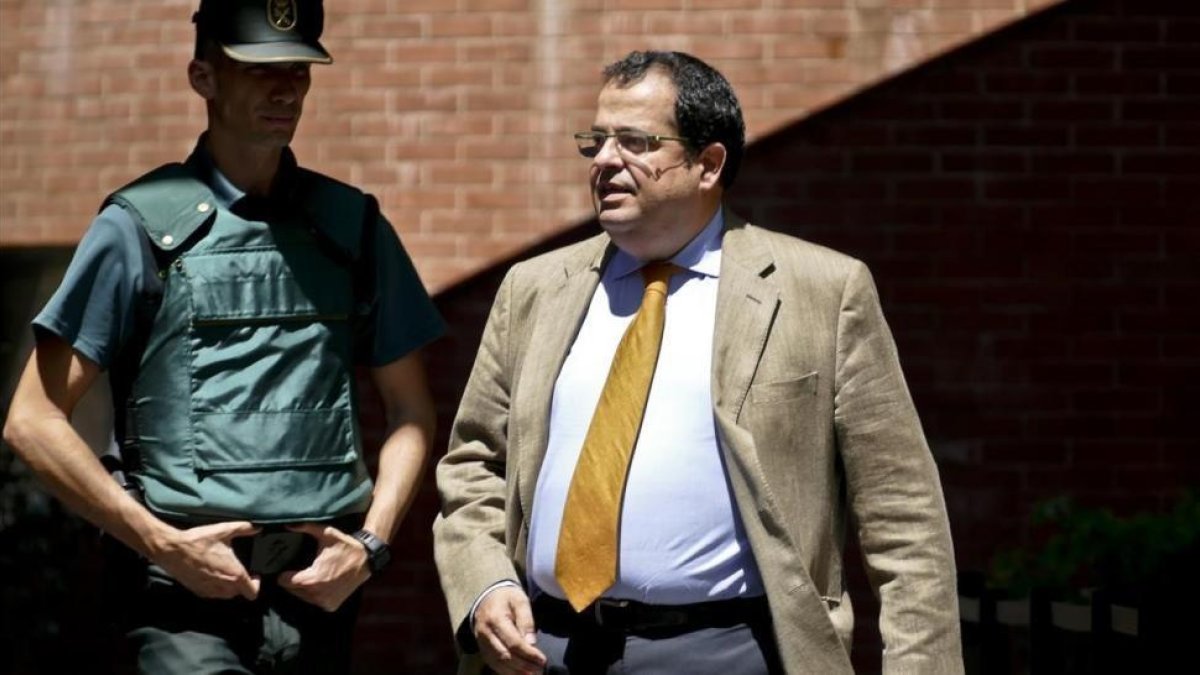 Joan Ignasi Elena tras salir de declarar del cuartel de la Guardia Civil de Barcelona-CHRISTIAN MORALES