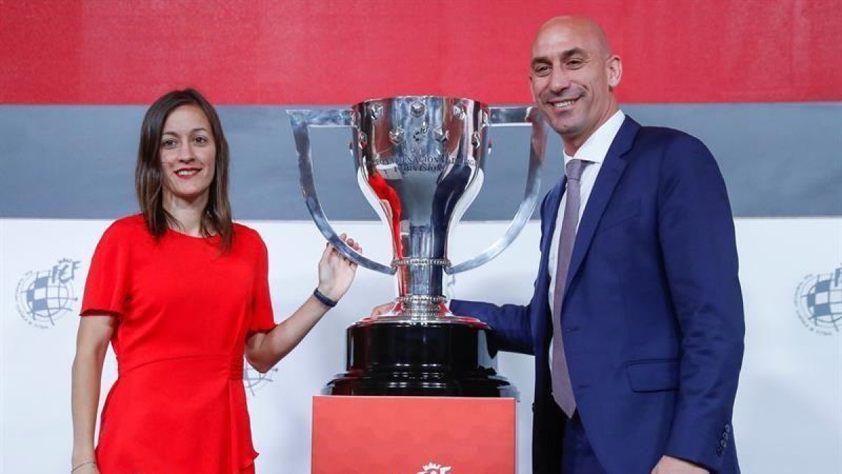 Guadalupe Porras, primera árbitra asistente y el Presidente de la Real Federación Española de Fútbol Ángel Rubiales, durante el sorteo del calendario de la temporada 2019-2020, en la Ciudad del Fútbol de Las Rozas.-EFE