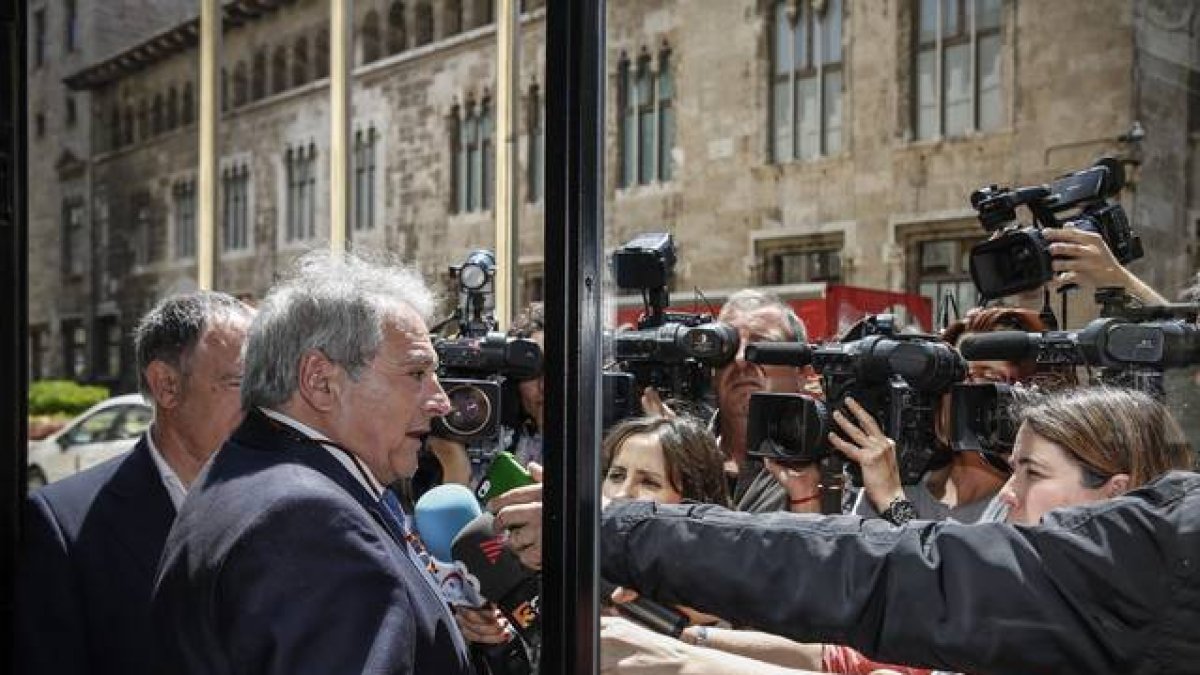 El presidente de la Diputación de Valencia atiende a los medios de comunicación frente a la Generalitat valenciana, el pasado jueves.-Foto: MIGUEL LORENZO