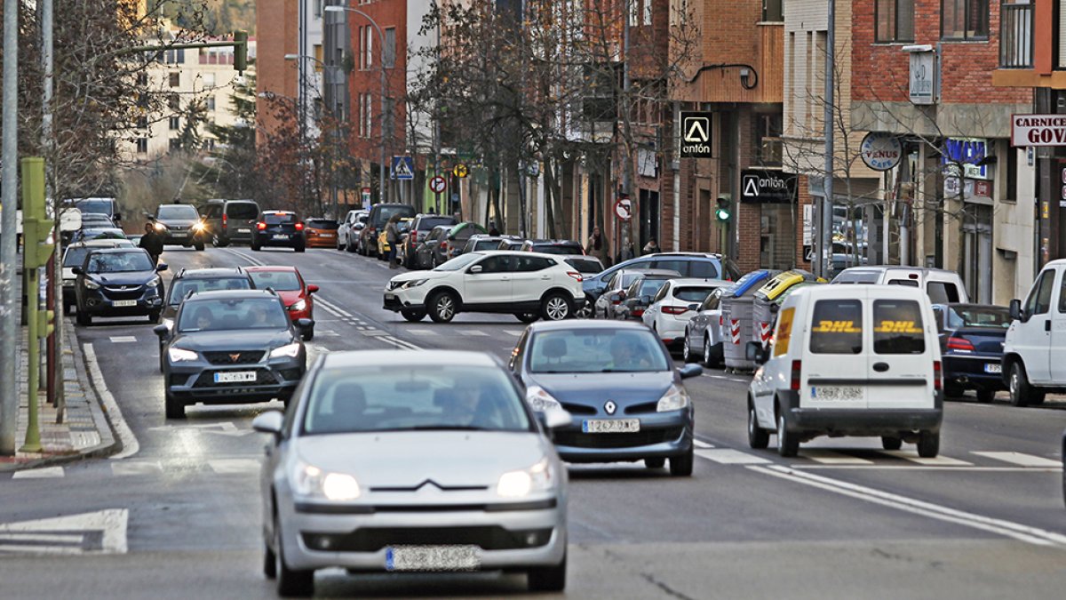 Tráfico en la avenida Valladolid - MARIO TEJEDOR