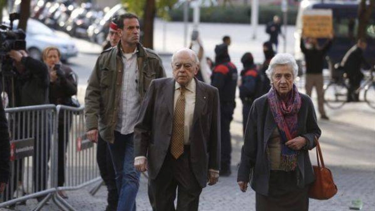 El 'expresident' Jordi Pujol y su esposa, Marta Ferrusola, a su llegada a la Ciutat de la Justícia este martes.-Foto: ALBERT BERTRAN