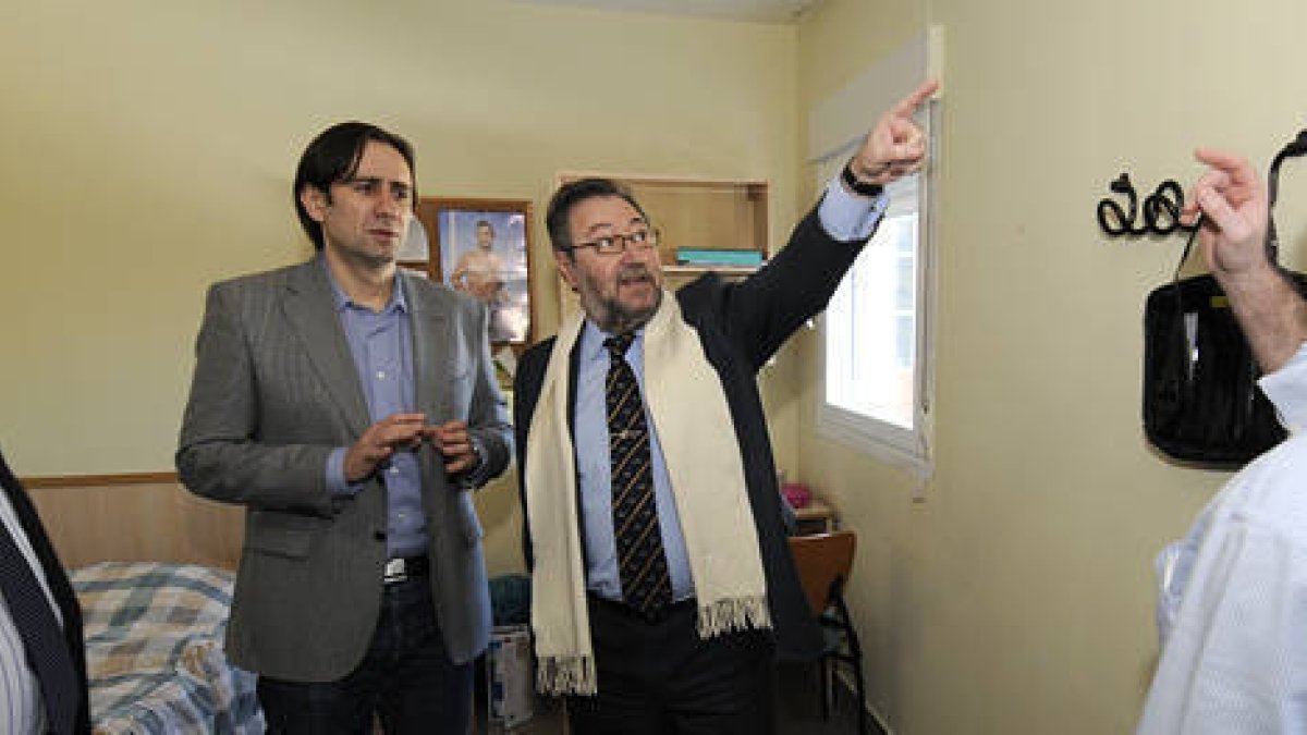 De izquierda a derecha, Sergio Montoya y Carlos de la Casa revisan las instalaciones de la residencia Gaya Nuño. / VALENTÍN GUISANDE-
