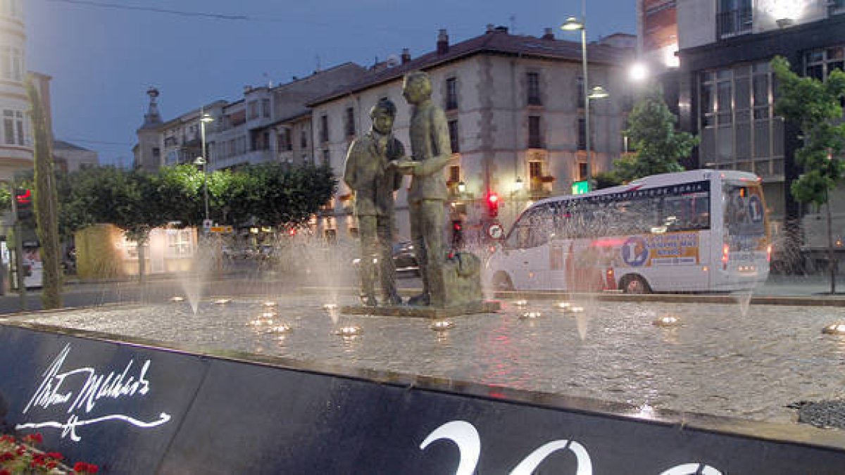 Estatua de El Caminante, en la plaza de Mariano Granados. / VALENTÍN GUISANDE-
