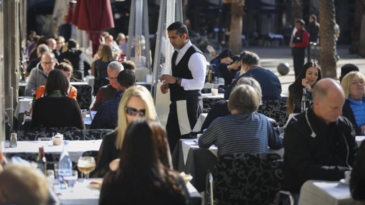 Camareros en una terraza de la Placa Reial.-DANNY CAMINAL
